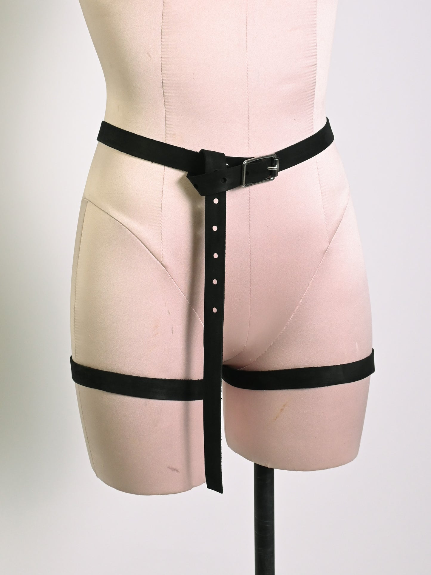 DANTE'S booty harness